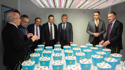 Rektör Aksoy, Ziraat Fakültesi laboratuvarlarını ziyaret etti